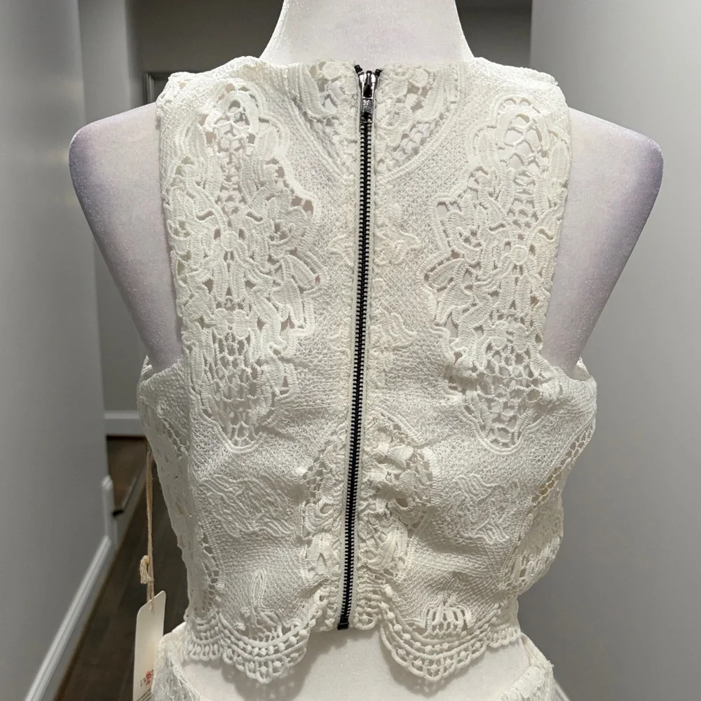 L'ATISTE Elegant Lace Top with Matching Skirt - Picture 6 of 13